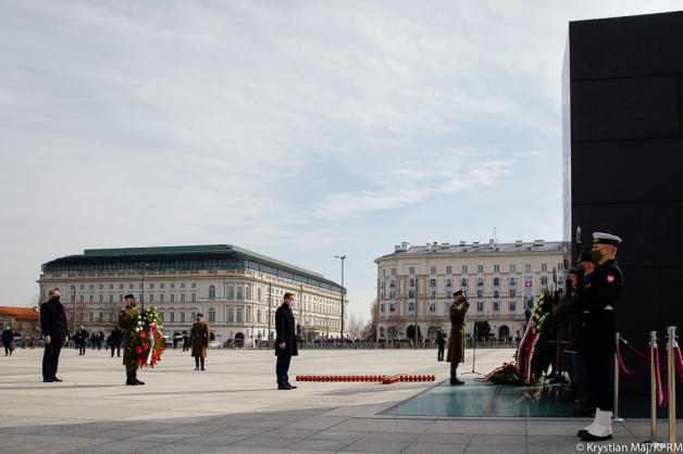 Premier Mateusz Morawiecki uczcił pamięć ofiar w 11. rocznicę tragedii smoleńskiej