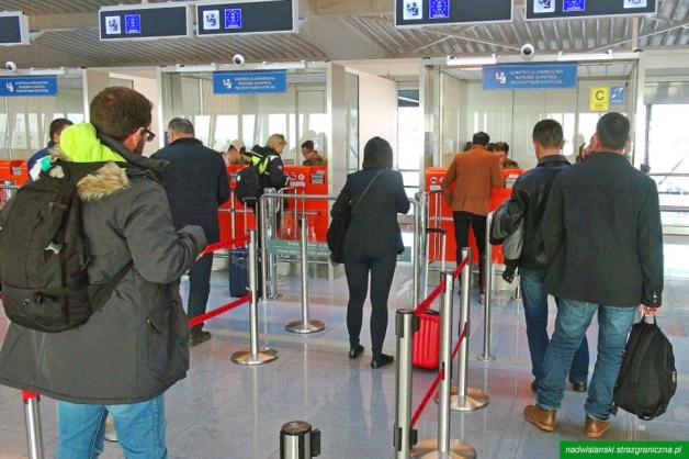 Francuz poszukiwany za liczne przestępstwa przez władze Szwajcarii został zatrzymany przez funkcjonariuszy SG. Do Polski przyleciał ze Stambułu 