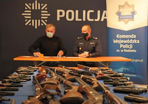 Mazowieccy policjanci przekazali broń do muzeum