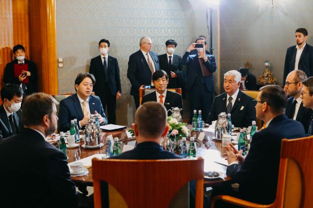 Rozmowa premiera z ministrem spraw zagranicznych Japonii o pomocy humanitarnej dla Ukrainy