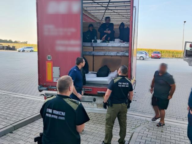 Zwykły dzień na naszych granicach wraz z Maroko, Pakistan, Brazylia, Gruzja, Kirgistan, Słowacja, Litwa, Afganistan