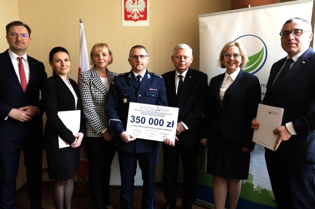 Minister Anna Moskwa wręczyła promesy na zakup wozów dla OSP z Mazowsza