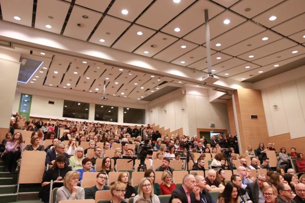 [VIDEO] Minister Przemysław Czarnek z wizytą w Państwowym Instytucie Weterynaryjnym w Puławach