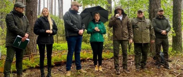 Wiceminister Edward Siarka wziął udział w sadzeniu lasu w Knyszynie