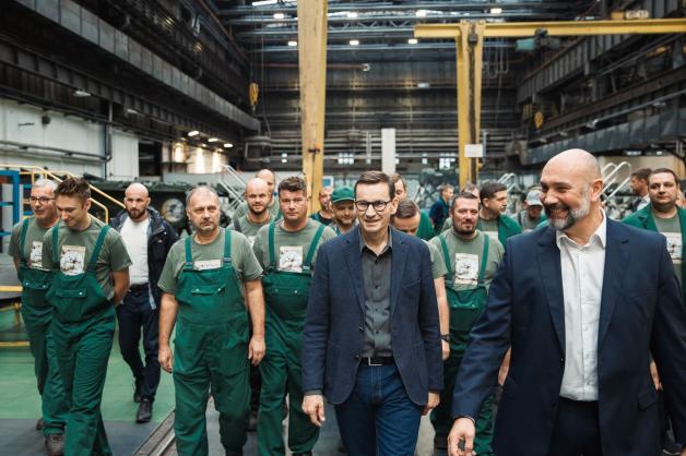 [VIDEO] Premier Mateusz Morawiecki złożył wizytę w gliwickich zakładach Bumar-Łabędy, gdzie potwierdził realizację obietnicy z kwietnia 2023 r. Rząd przekazuje ponad 800 mln zł 
