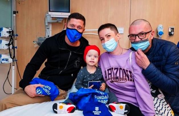 Robert Lewandowski odwiedził dwuletniego chłopca z Polski w szpitalu w Barcelonie!