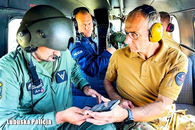 [VIDEO] Kulminacja na Odrze. Policja i służby oceniają zagrożenie ze śmigłowca