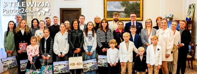 [VIDEO] Dla Ciebie zginął żołnierz, strażak, policjant A DLA MNIE TATA: Otwarcie wystawy pod patronatem Marszałka Sejmu