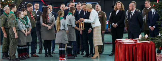 [VIDEO] Spotkanie opłatkowe Pary Prezydenckiej z żołnierzami w 1 Bazie Lotnictwa Transportowego w Warszawie