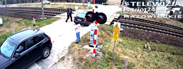 [VIDEO] Kożuszki-Parcel: wzorowe zachowanie na przejeździe kolejowo-drogowym