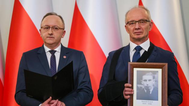 [VIDEO] Wręczenie not identyfikacyjnych rodzinom ofiar totalitaryzmów